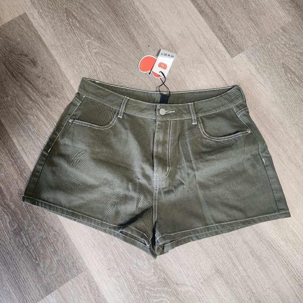 NWT Cider XL Olive Green Women's Shorts With Mushroom Decal